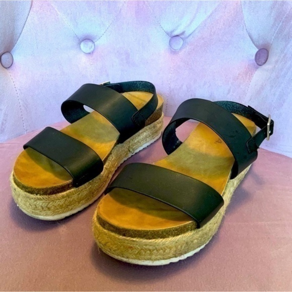 Women’s SODA sandals Size 9